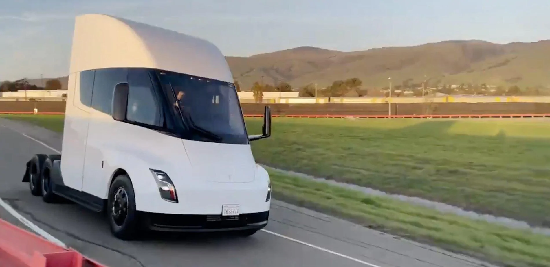 Tesla Cybertruck Tesla Semi electric trucks to power log-hauling program in Canada 1617909421659