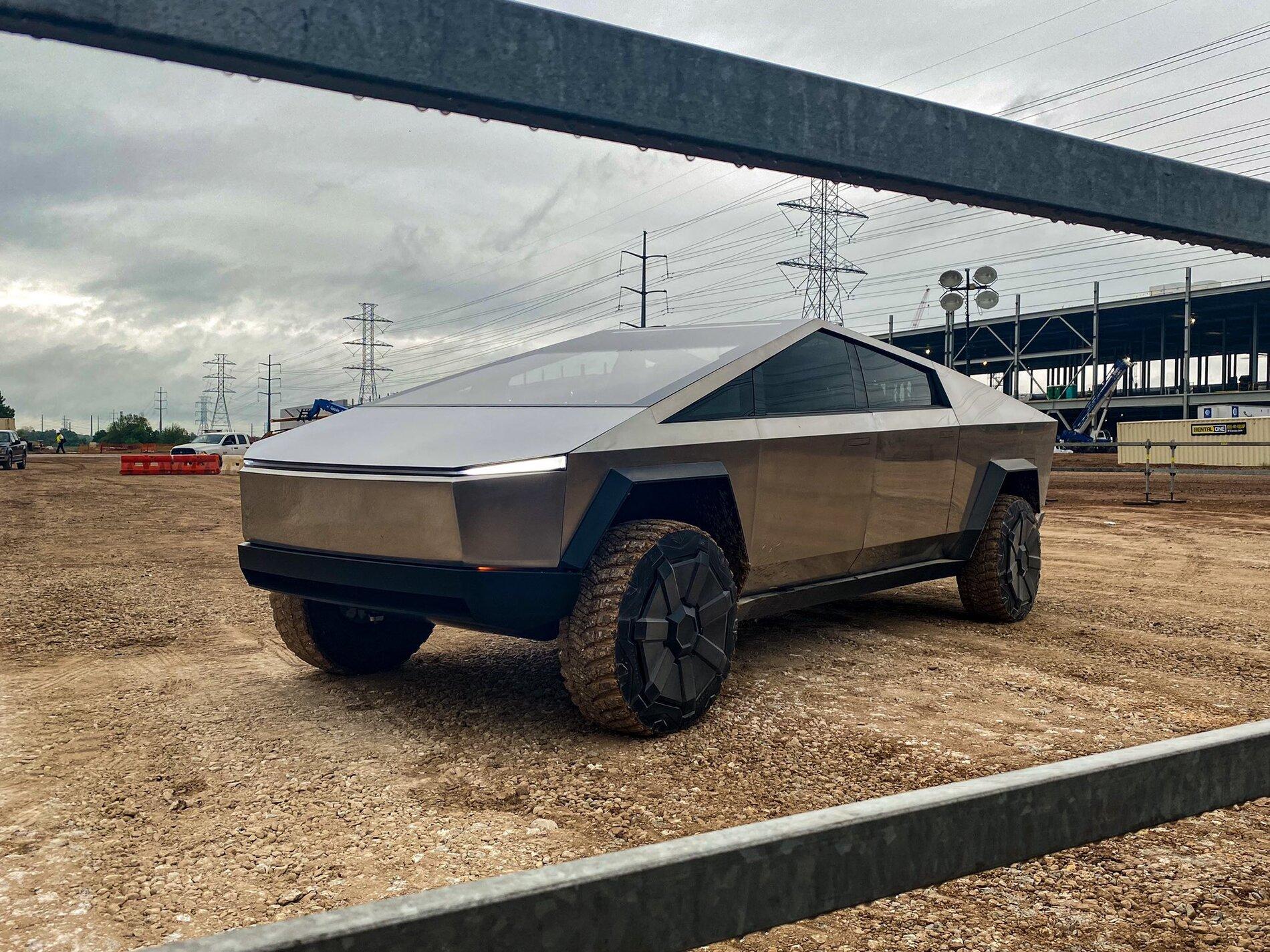 Tesla Cybertruck ? Cybertruck Spotted at Giga Texas Plant! + Interior Look with Yoke Steering Wheel and Performance Pedals! t3_mrwqqm?url=https%3A%2F%2Fi.imgur.com%2FVl5rdW1