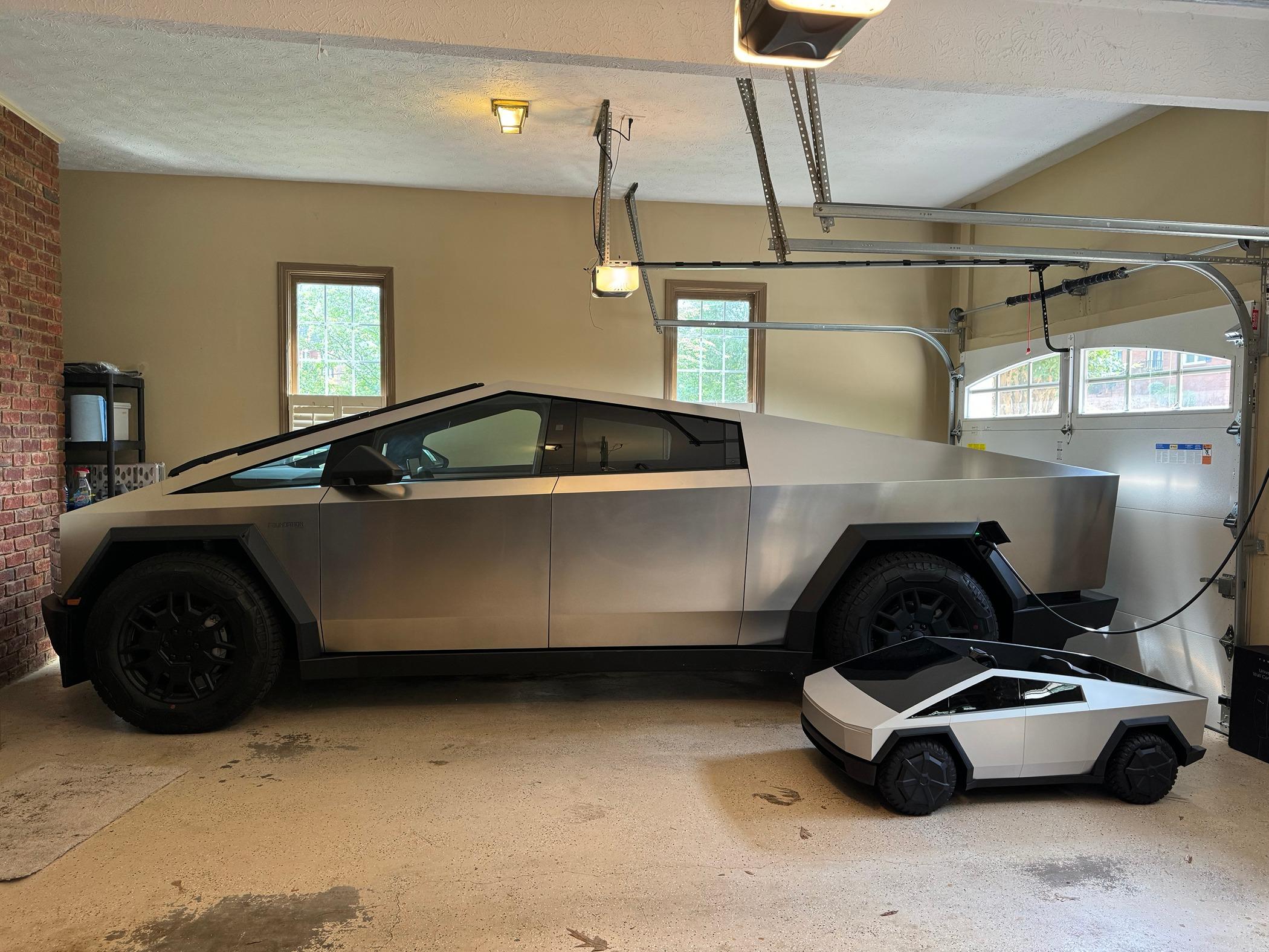 Tesla Cybertruck Does it fit in the garage? IMG_1001