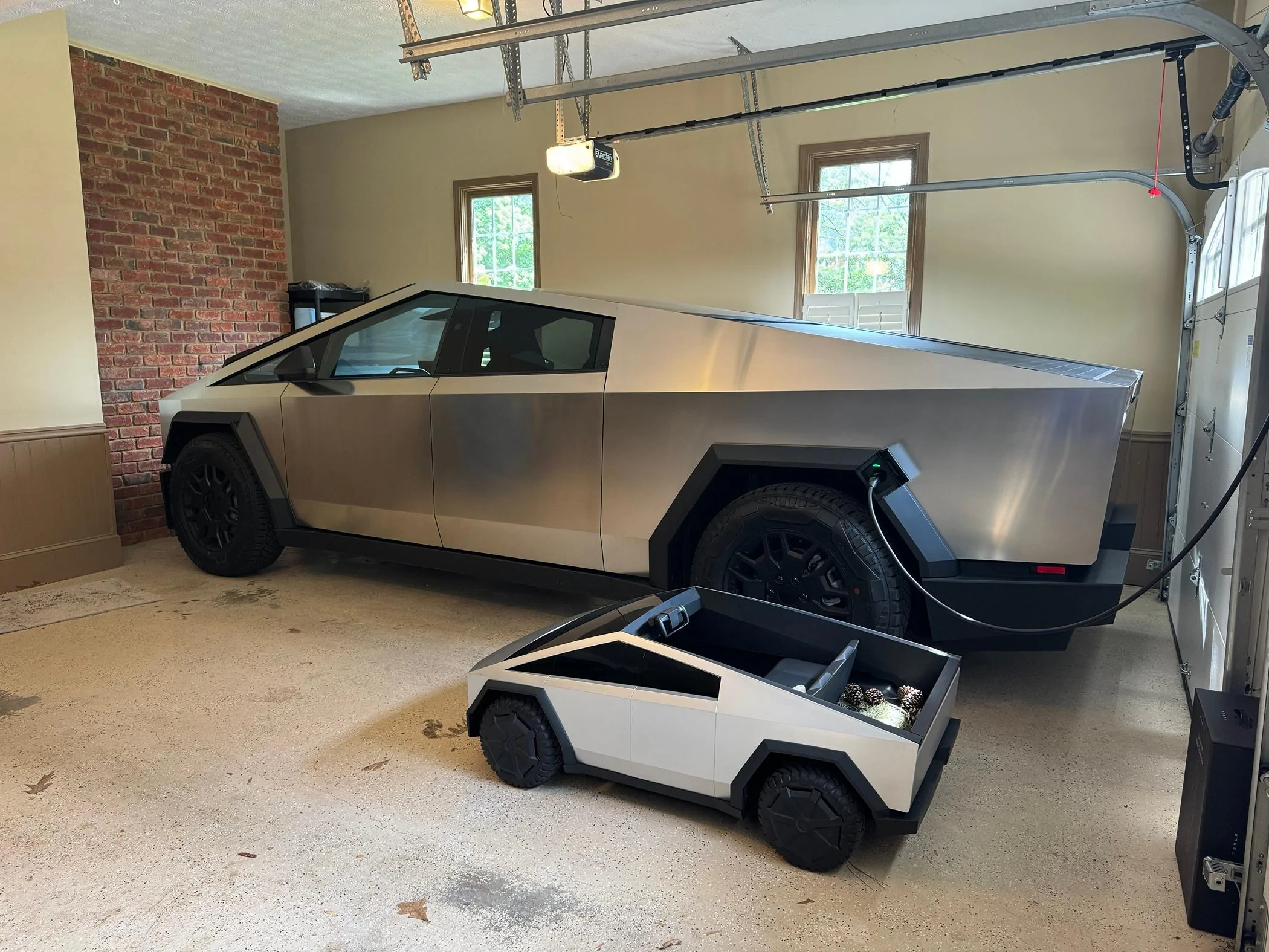 Tesla Cybertruck Does it fit in the garage? IMG_1003