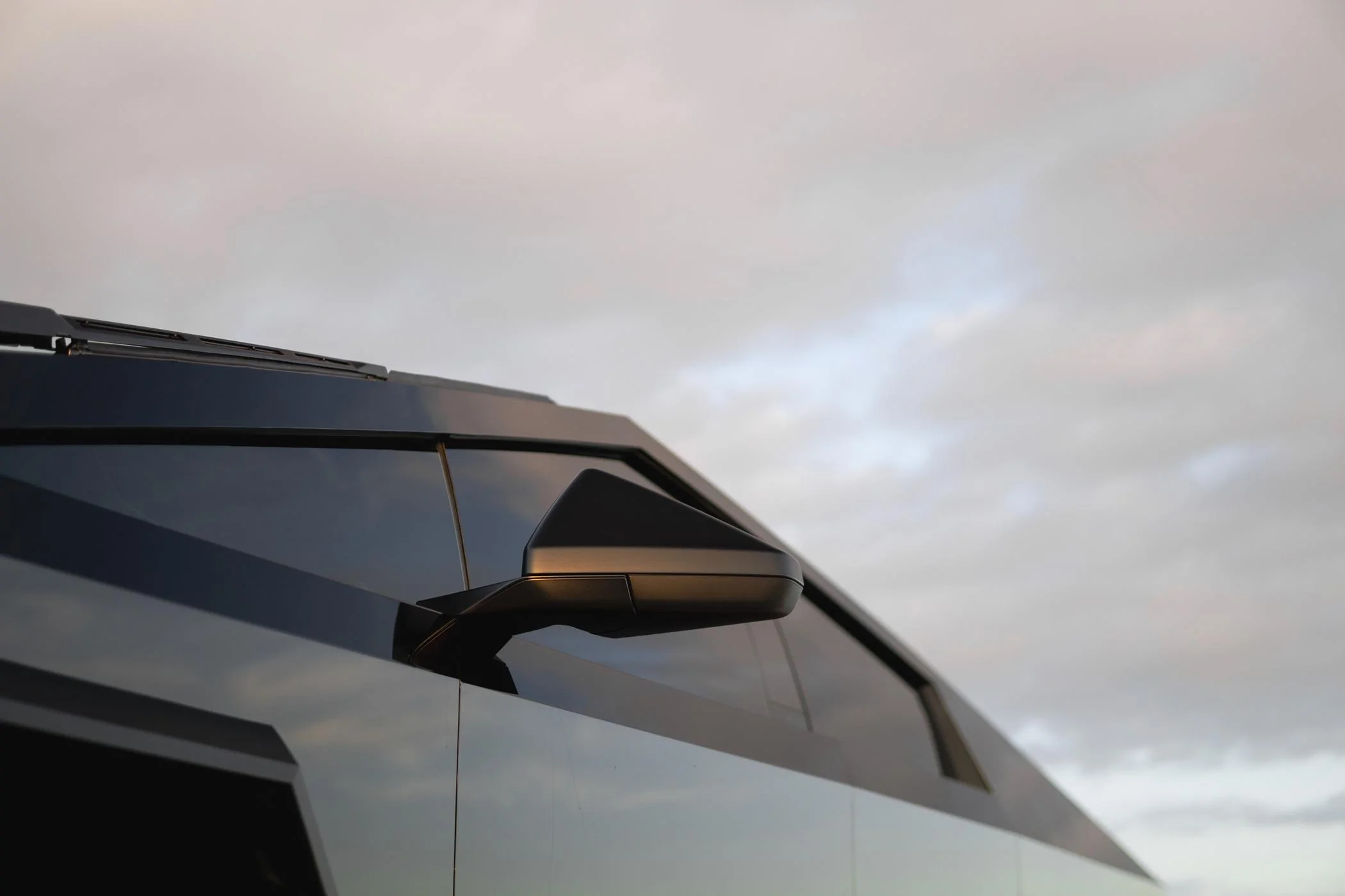 Tesla Cybertruck STEK DYNOblack-gloss w/ 24" Tsportline CT7 Wheels DSC06821