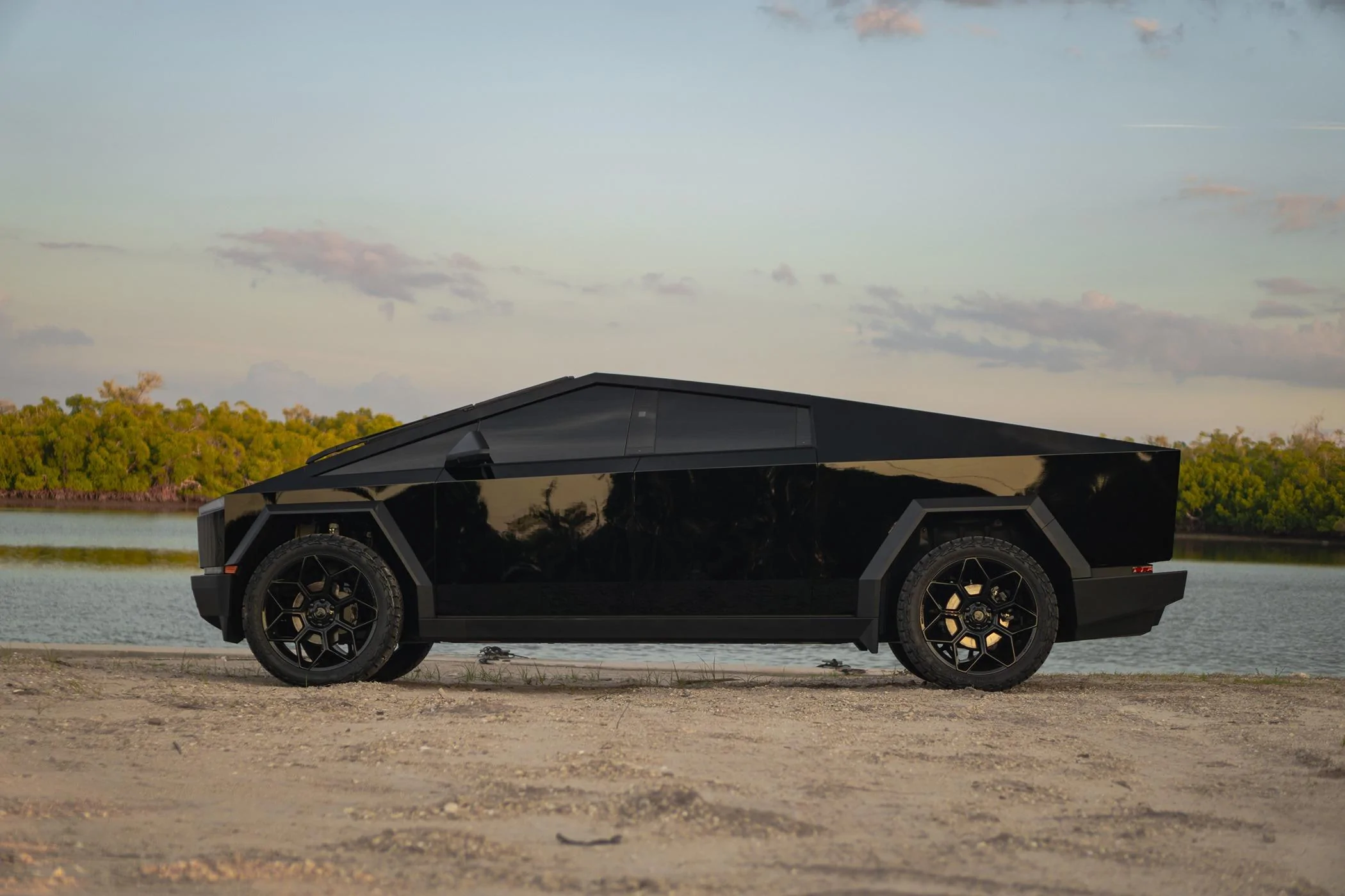 Tesla Cybertruck STEK DYNOblack-gloss w/ 24" Tsportline CT7 Wheels DSC06830