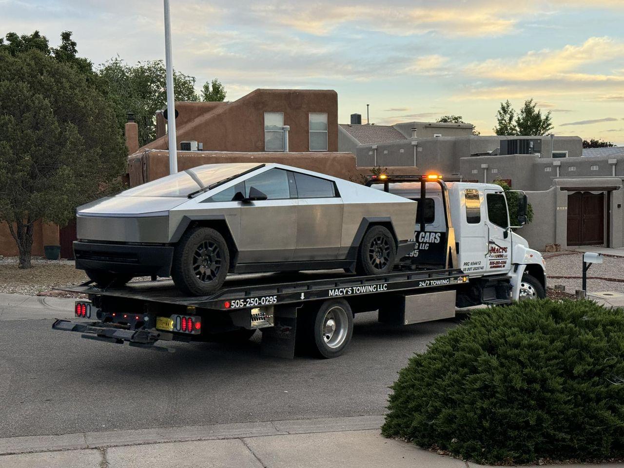 Tesla Cybertruck Charge Cable Might Be Plugged In Problem 448033825_10168800938800397_1766869036717677115_n