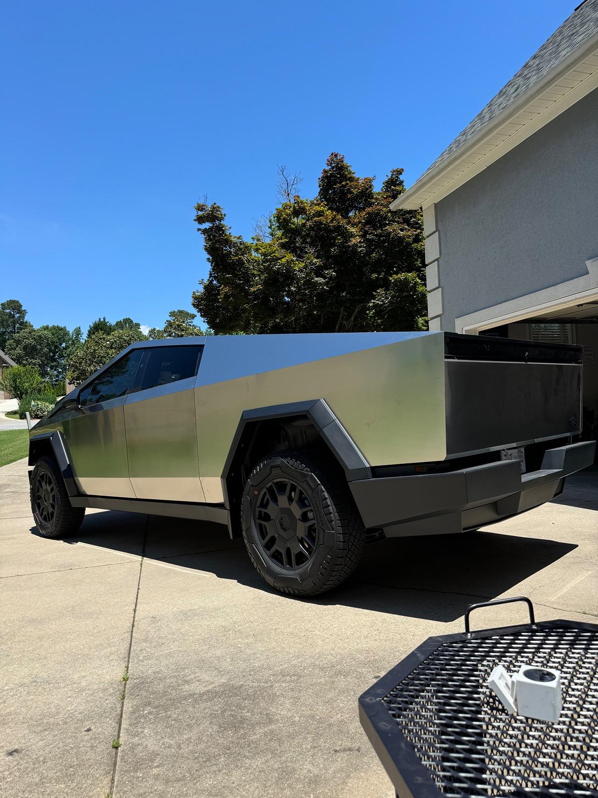 Tesla Cybertruck Slick aftermarket center cap IMG_4011