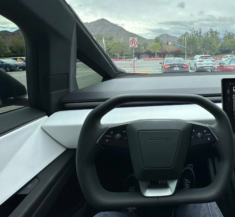 Tesla Cybertruck Cybertruck crash vs. Lexus u8aWCMC