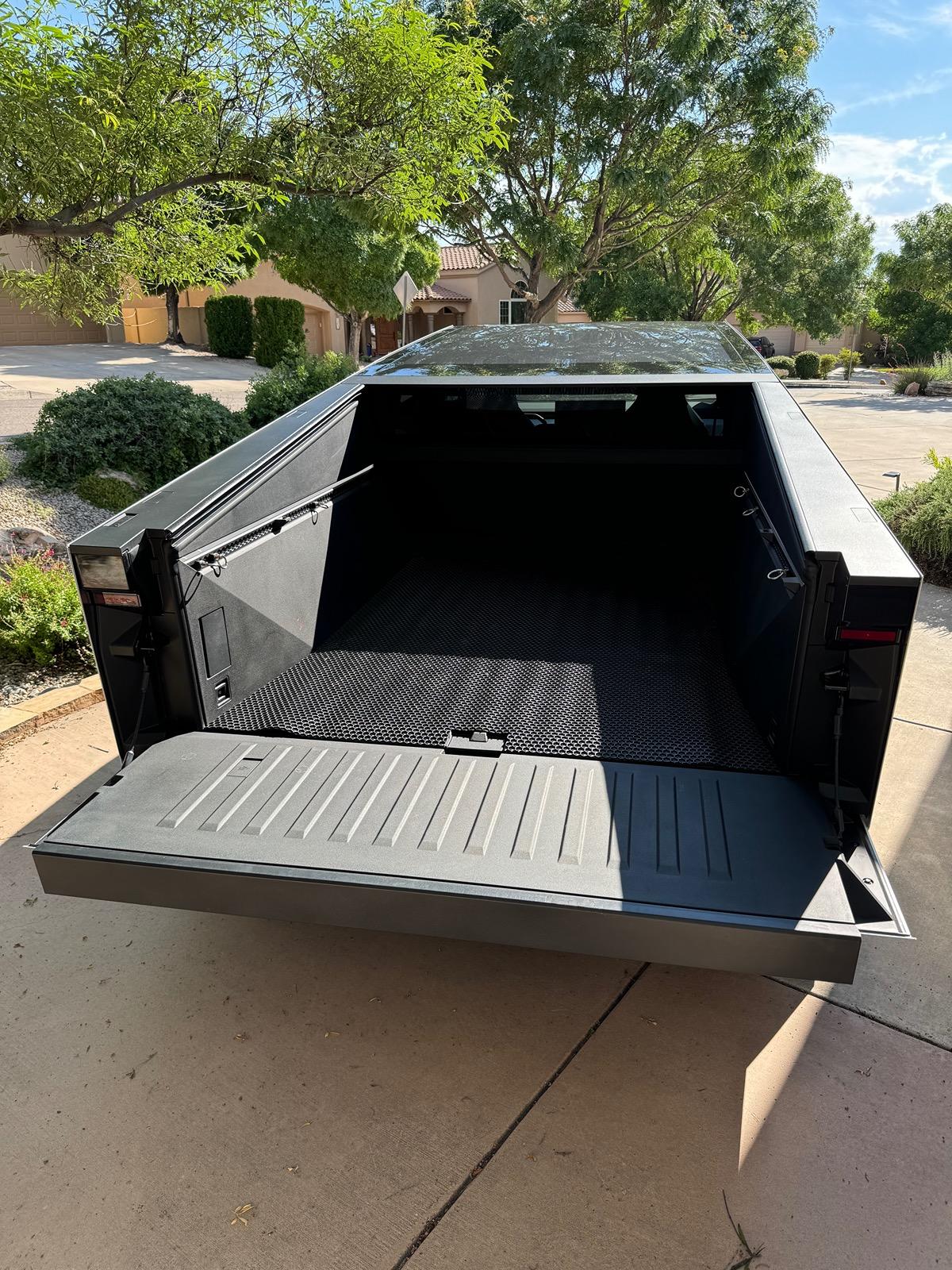 Tesla Cybertruck What Are You Hauling in your Cybertruck? 🦾 👷‍♂️ IMG_0602