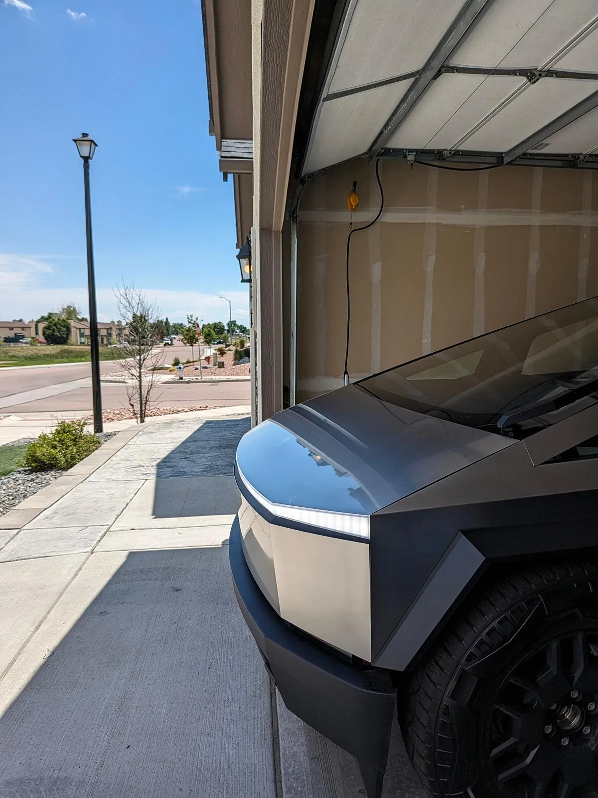 Tesla Cybertruck Cybertruck doesn't quite fit in my standard garage. Yours? PXL_20240611_195153134.MP