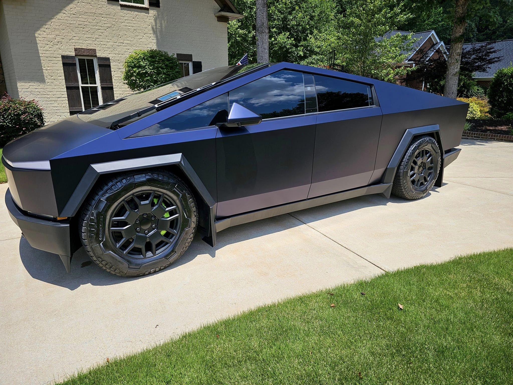 Tesla Cybertruck Cybertruck in Deflate All suspension mode (Photos) 🤩 + PWF Matt Space Mugello Wrap Cybertruck deflate all mode suspension