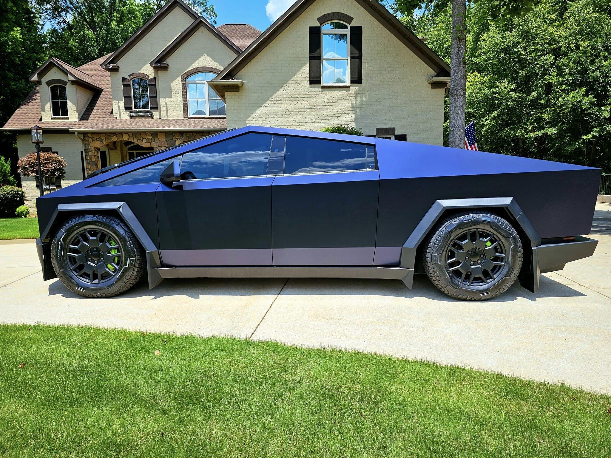 Tesla Cybertruck Cybertruck in Deflate All suspension mode (Photos) 🤩 + PWF Matt Space Mugello Wrap tesla cybertruck deflate suspension mode