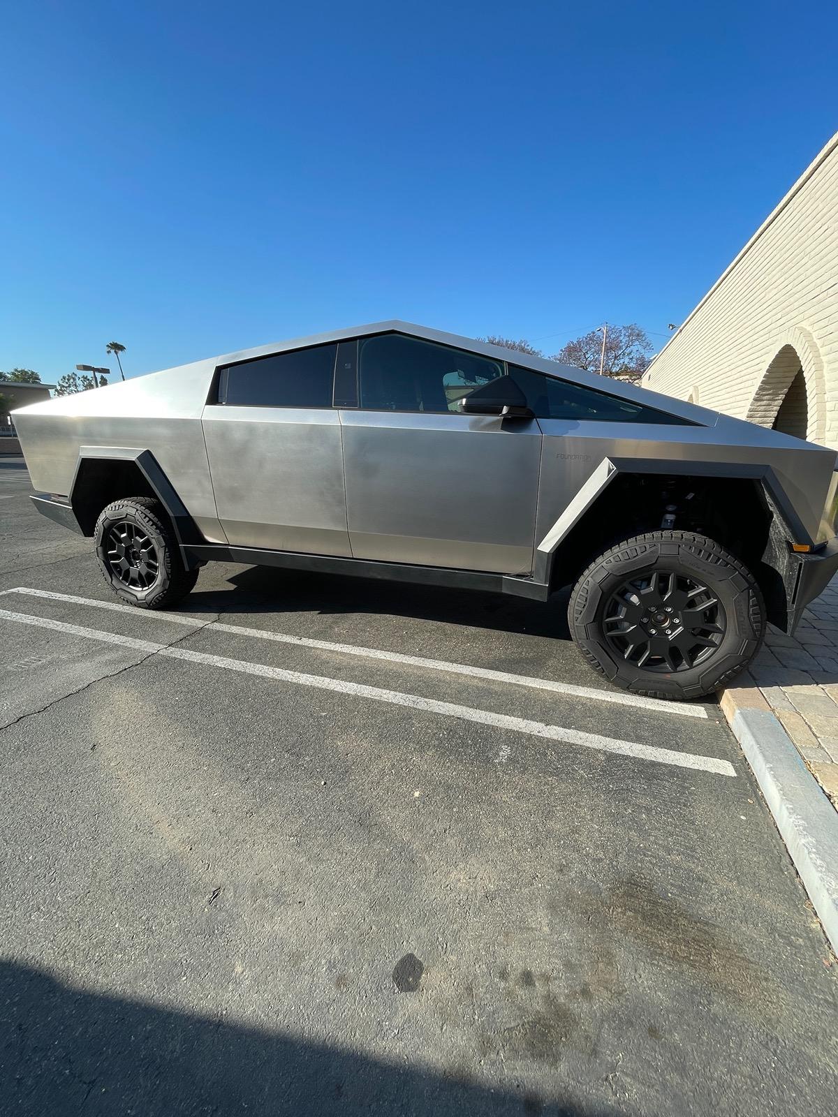 Tesla Cybertruck Cybertruck in Deflate All suspension mode (Photos) 🤩 + PWF Matt Space Mugello Wrap IMG_1133