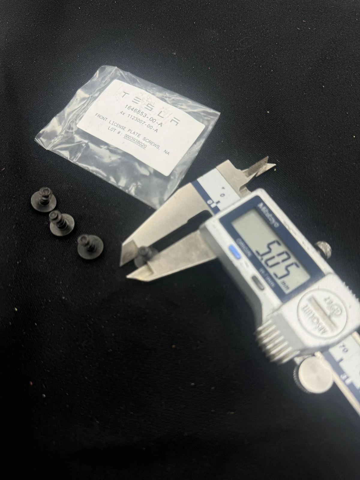 Tesla Cybertruck License plate bolt size? screws