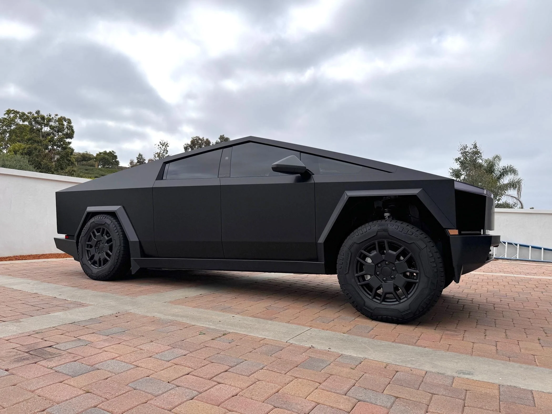 Tesla Cybertruck SLAMMED matte black Cybertruck on deflate all air suspension mode IMG_4534