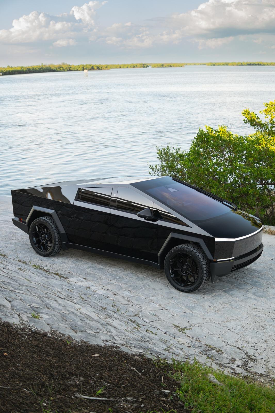 Tesla Cybertruck Gloss Black Stek PPF & 24" CT7 wheels by T Sportline DSC06680