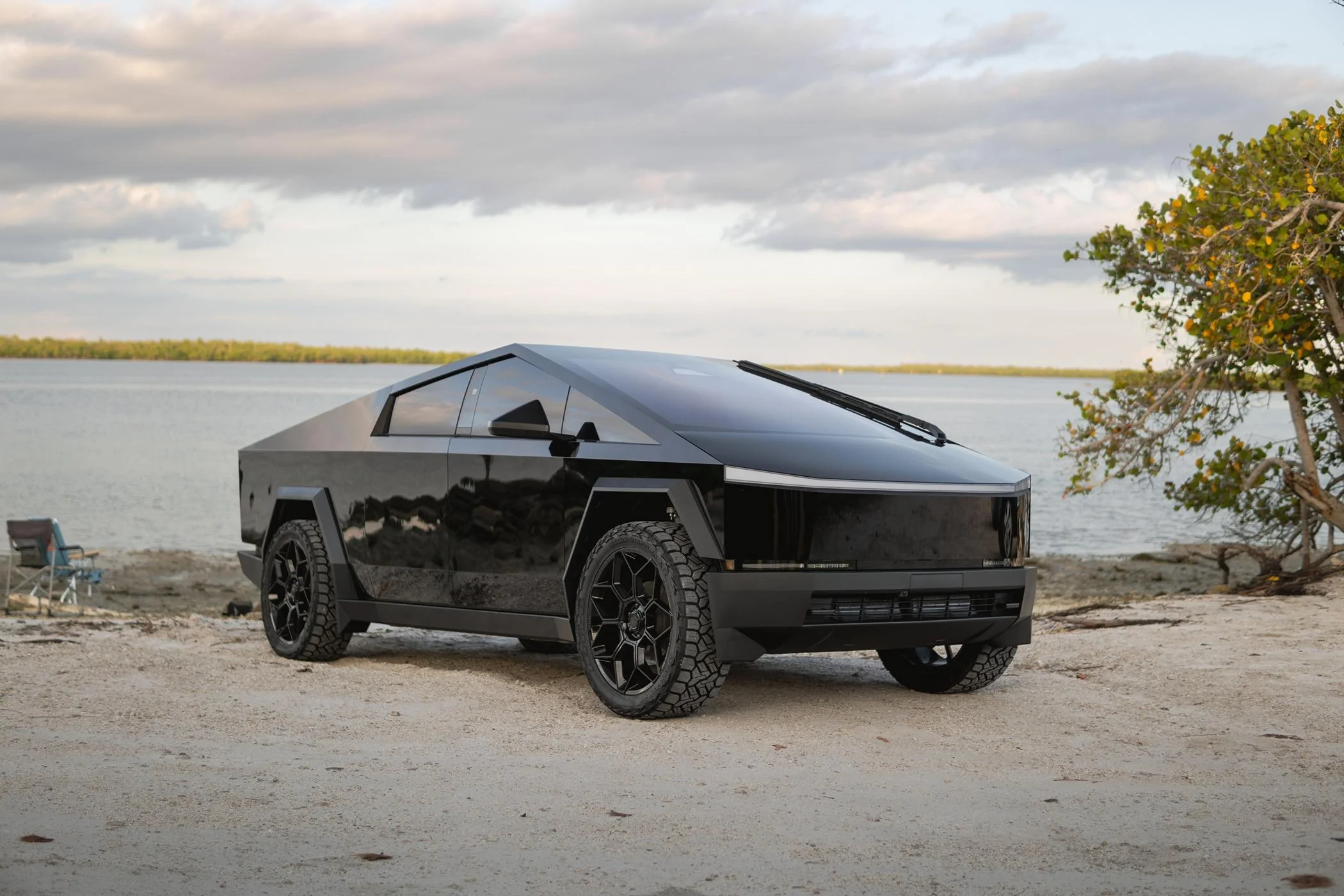Tesla Cybertruck Gloss Black Stek PPF & 24" CT7 wheels by T Sportline DSC06760 (1)