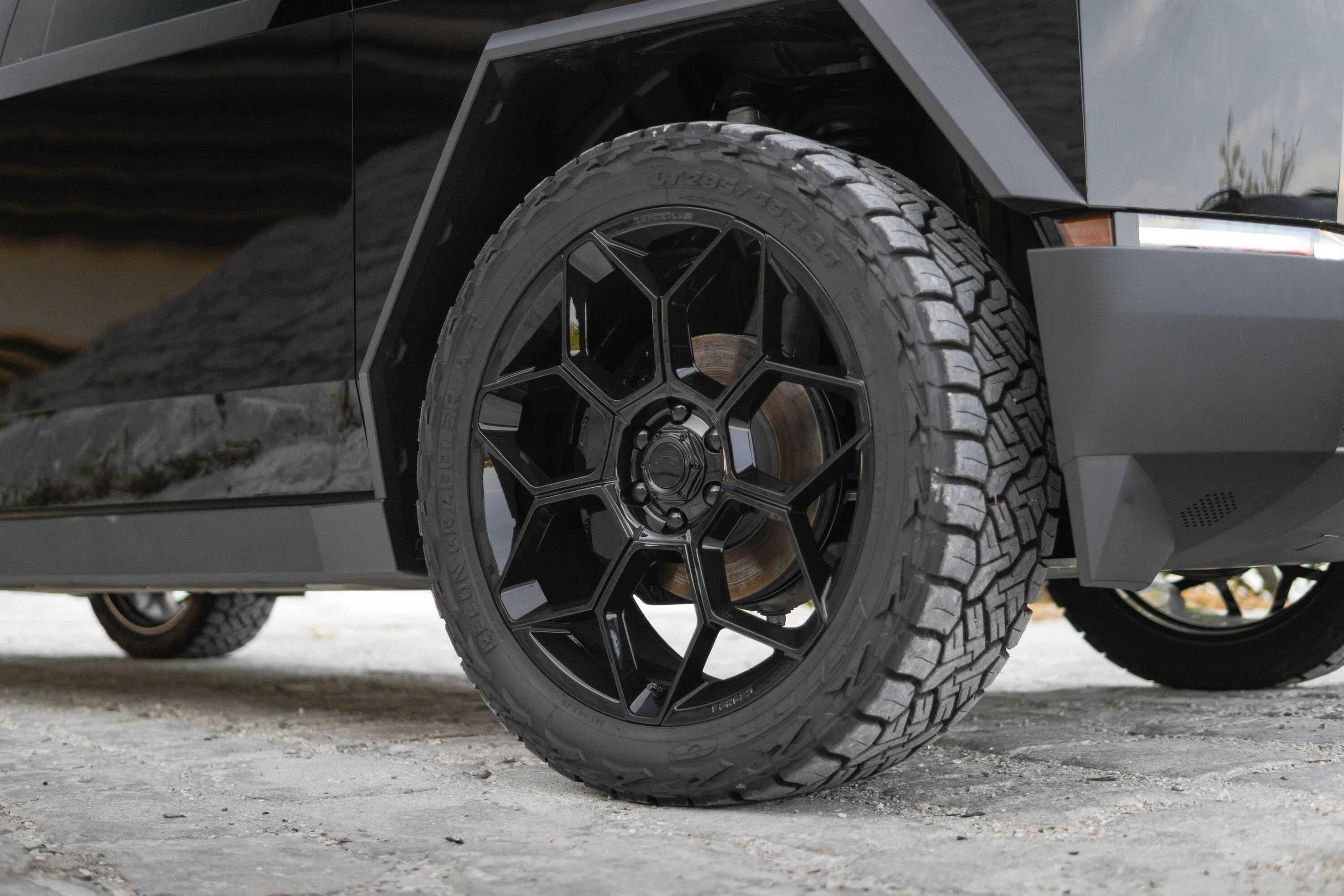 Tesla Cybertruck 24" CT7 in Gloss Black - T Sportline DSC06682