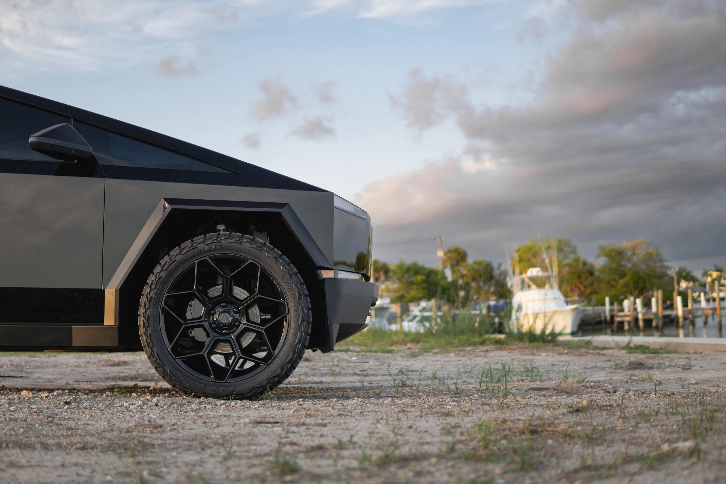 Tesla Cybertruck 24" CT7 in Gloss Black - T Sportline DSC06793