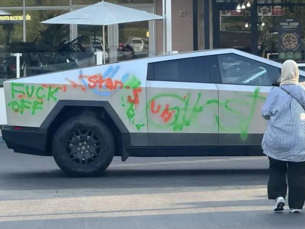 Tesla Cybertruck Cybertruck vandalism? IMG_2106