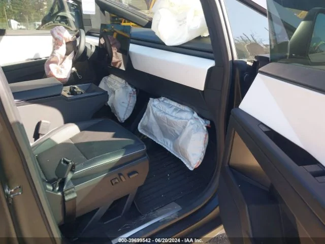 Tesla Cybertruck Totaled Cybertrucks hit acution site (IAA) 39699542_5_I