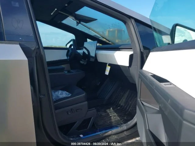 Tesla Cybertruck Totaled Cybertrucks hit acution site (IAA) 39704426_5_I