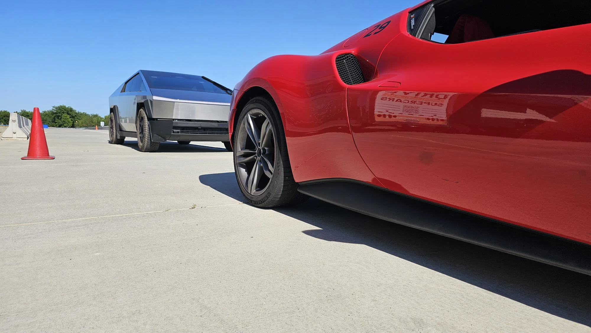 Tesla Cybertruck Cybertruck vs. Ferrari 1000028879