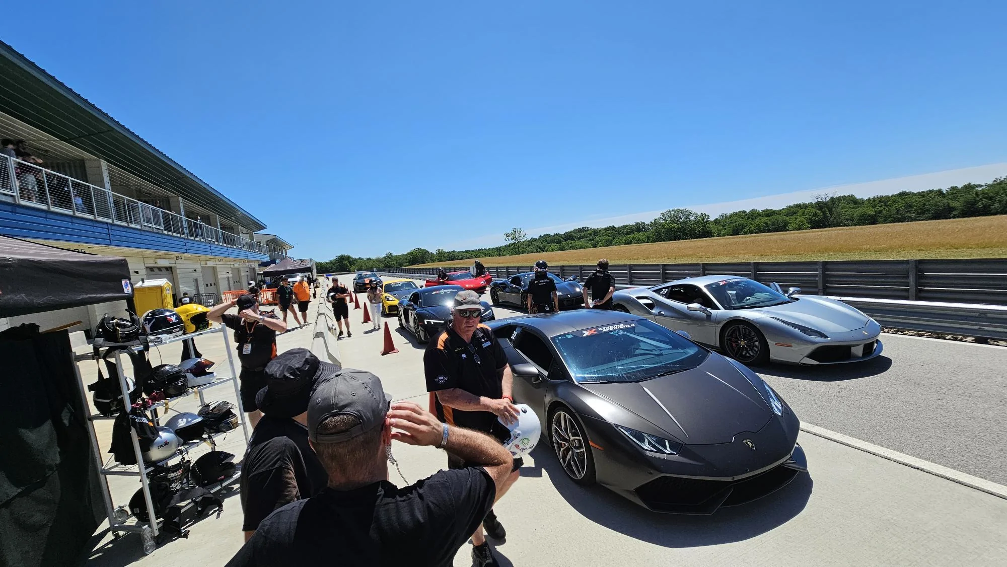 Tesla Cybertruck Cybertruck vs. Ferrari 1000028859