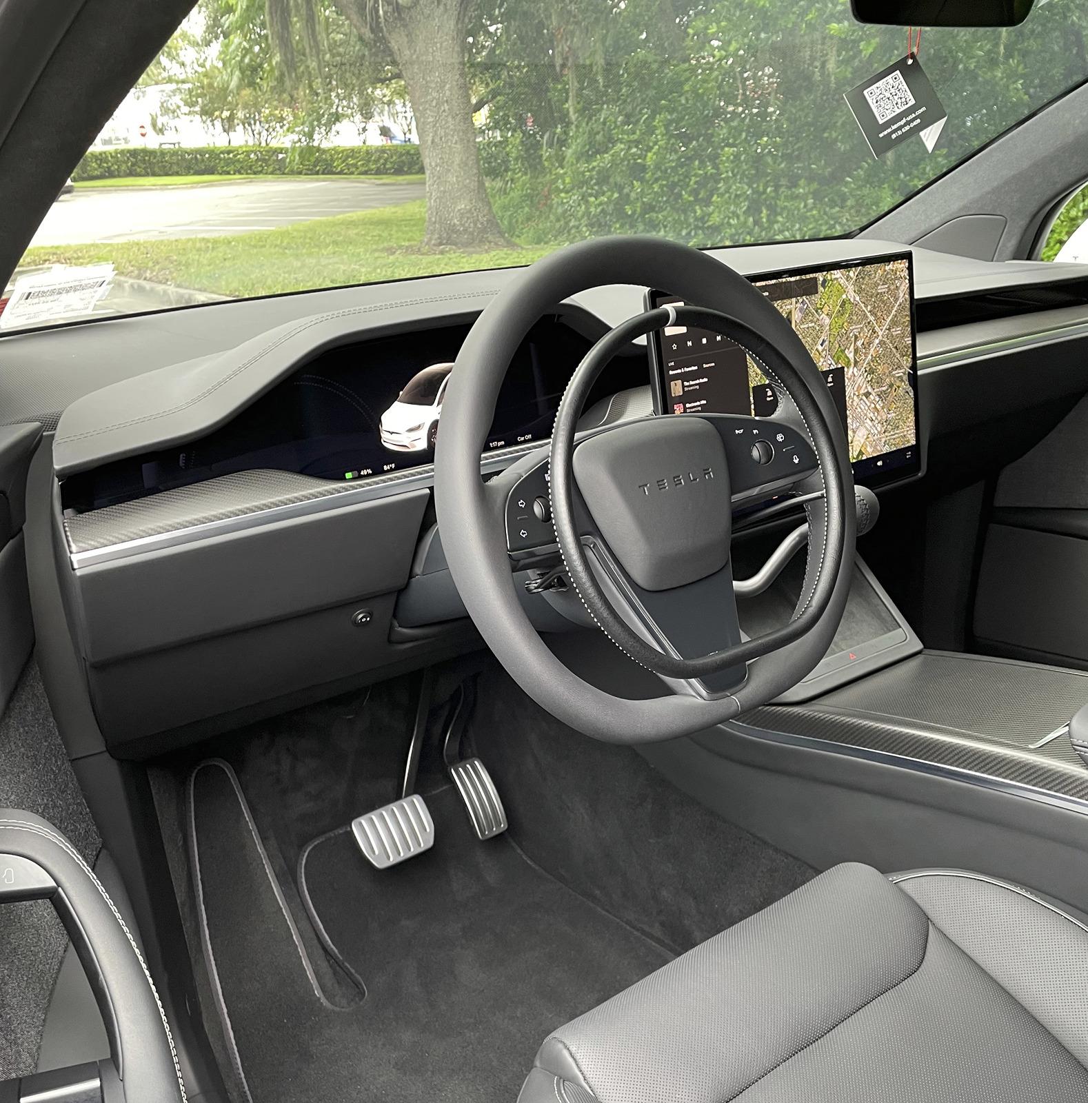Tesla Cybertruck A tesla for the handicapped with hand brake and accelerator Tesla-X-no-yoke-1