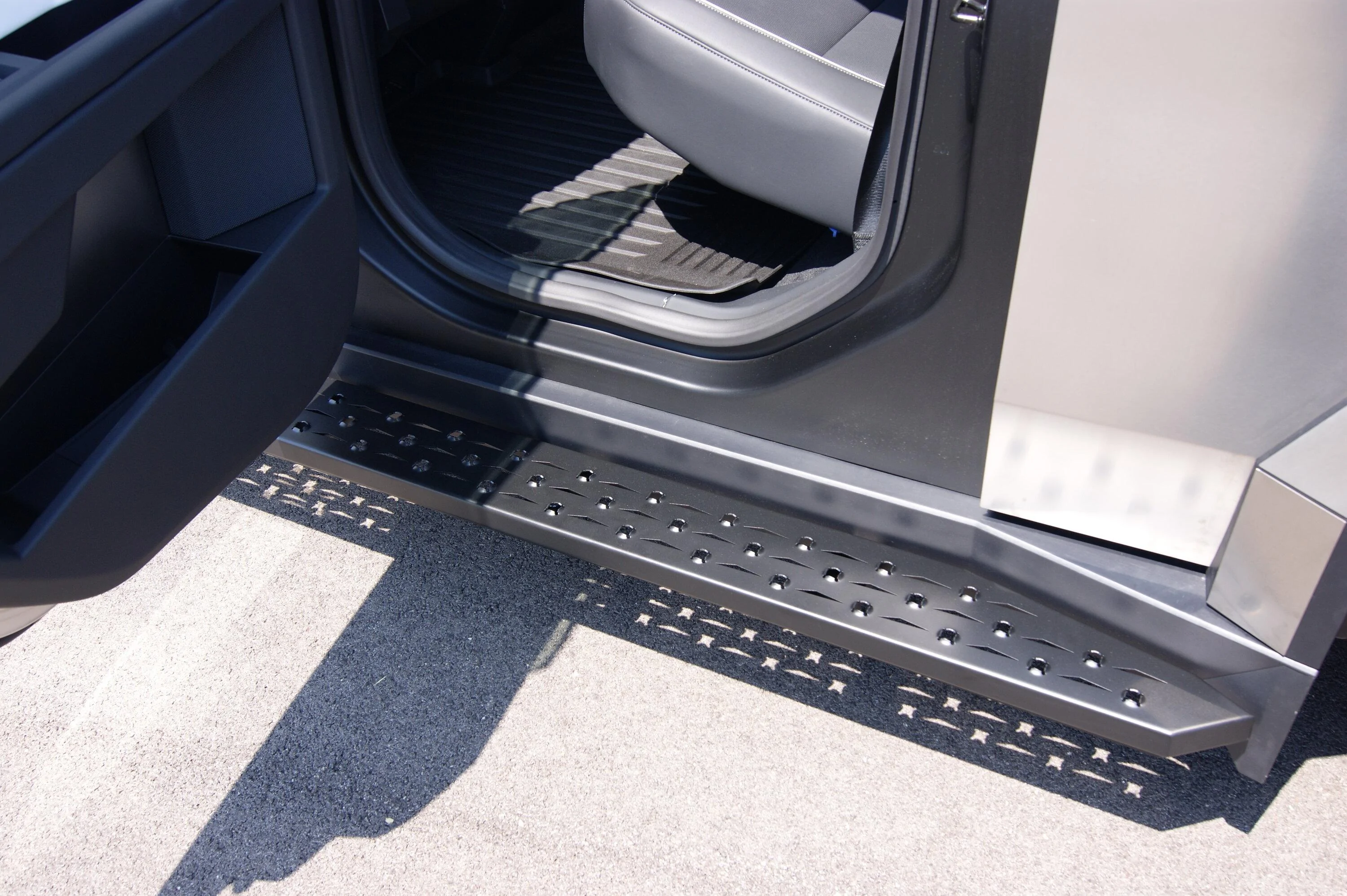 Tesla Cybertruck ***NEW***RealWheels EV Stainless Steel Running Boards DSC01492
