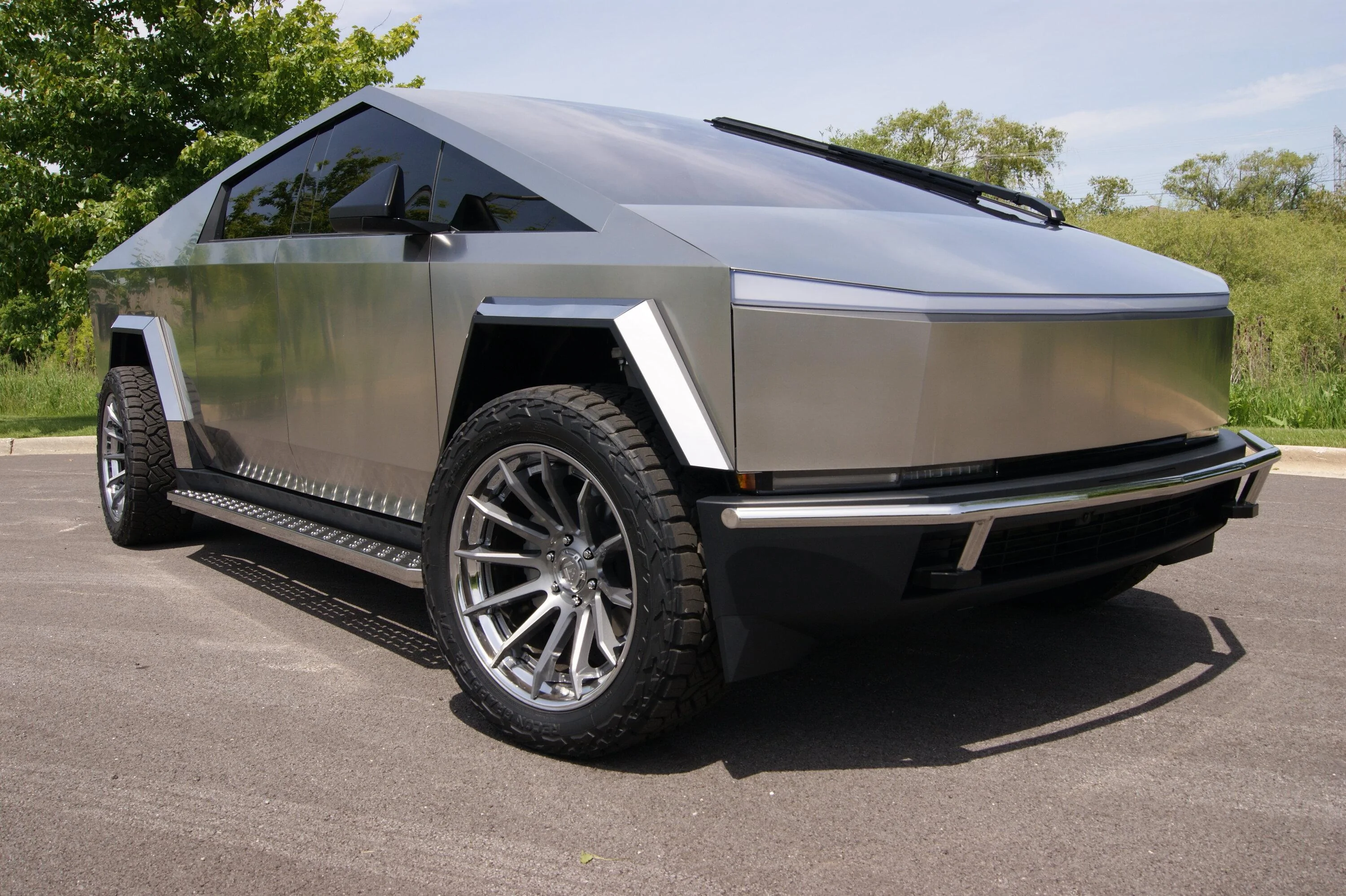 Tesla Cybertruck ***NEW***RealWheels EV Stainless Steel Running Boards DSC01663