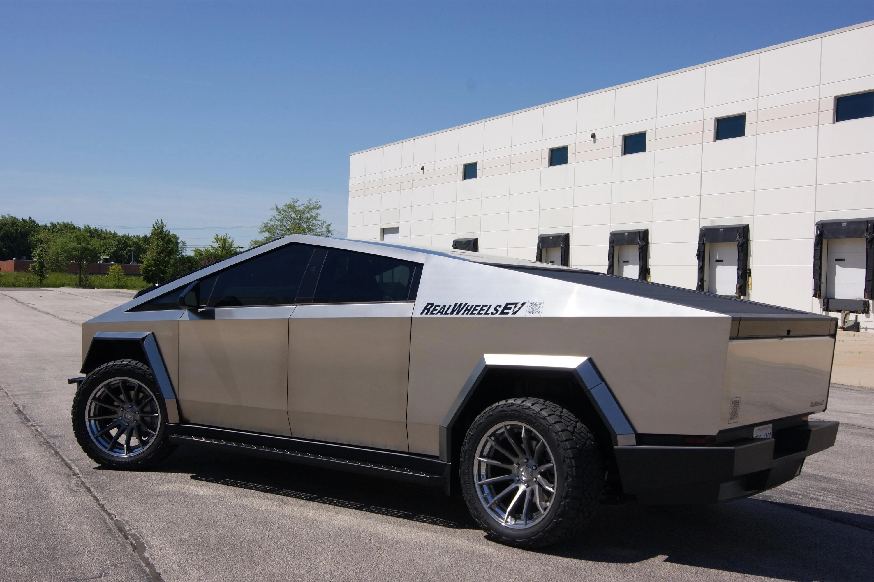 Tesla Cybertruck ***NEW***RealWheels EV Stainless Steel Running Boards DSC01737