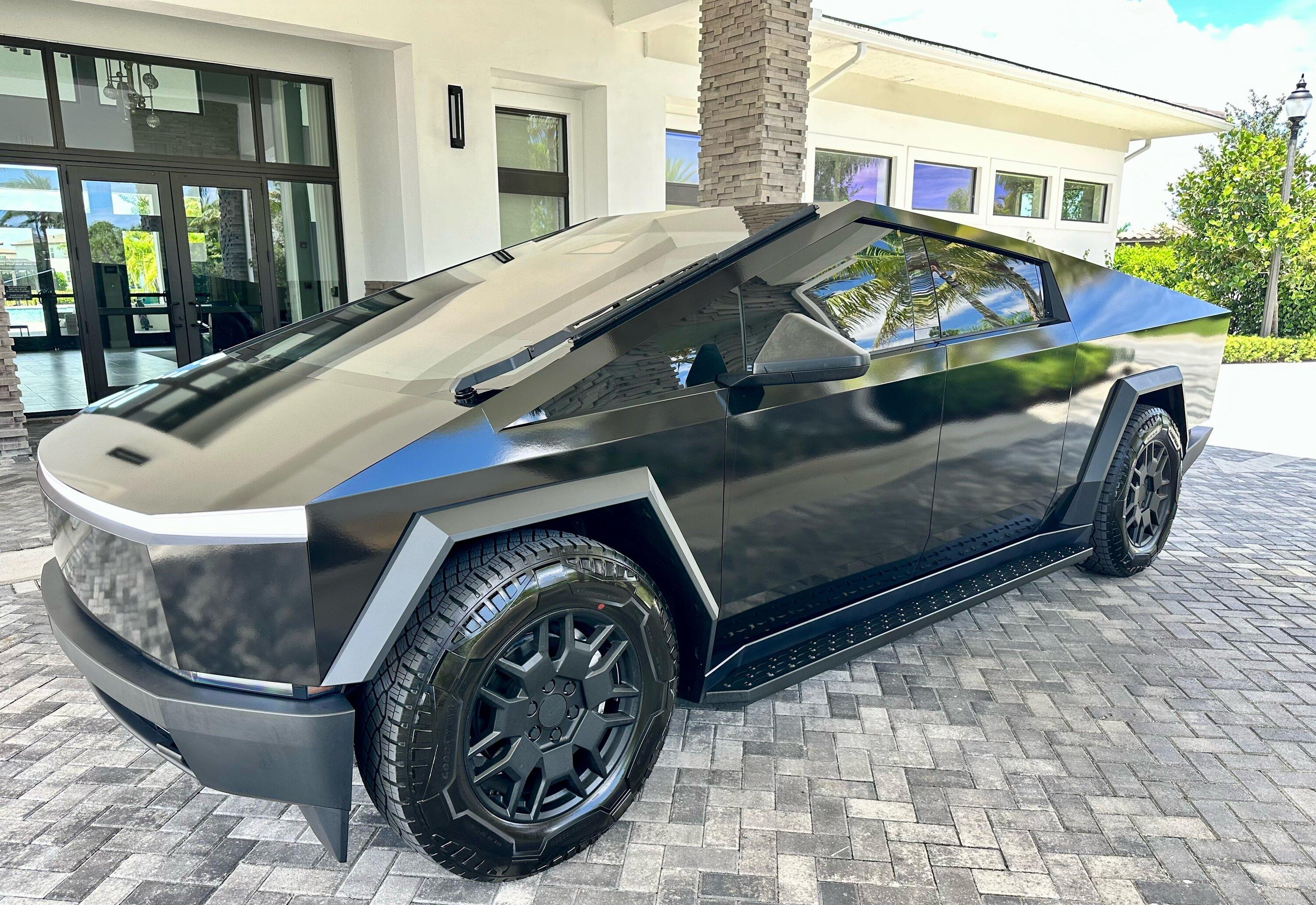 Tesla Cybertruck ***NEW***RealWheels EV Stainless Steel Running Boards Javier S Black Running Boards-8