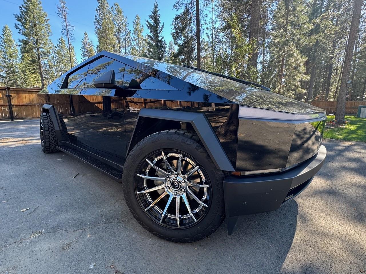 Tesla Cybertruck ***NEW***RealWheels EV Stainless Steel Running Boards Percy L Black Running Board