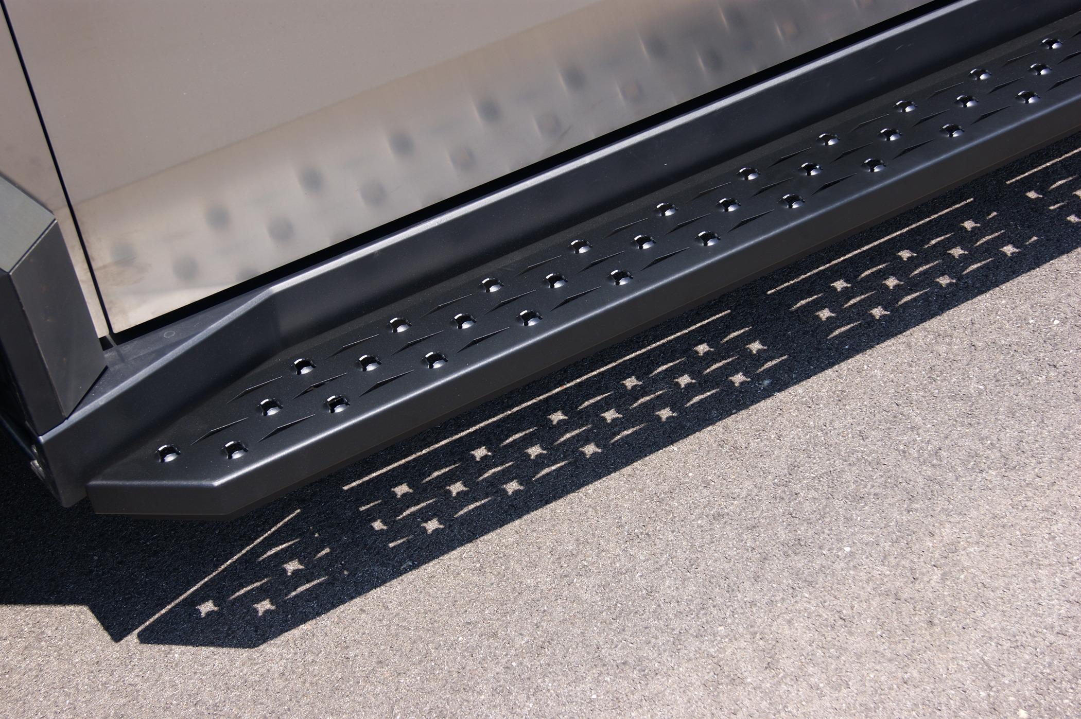 Tesla Cybertruck ***NEW***RealWheels EV Stainless Steel Running Boards DSC01478.JPG