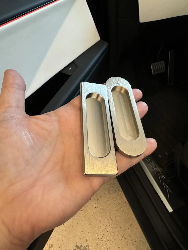 Tesla Cybertruck Installed doorhandles to prevent fingerprints IMG_1206