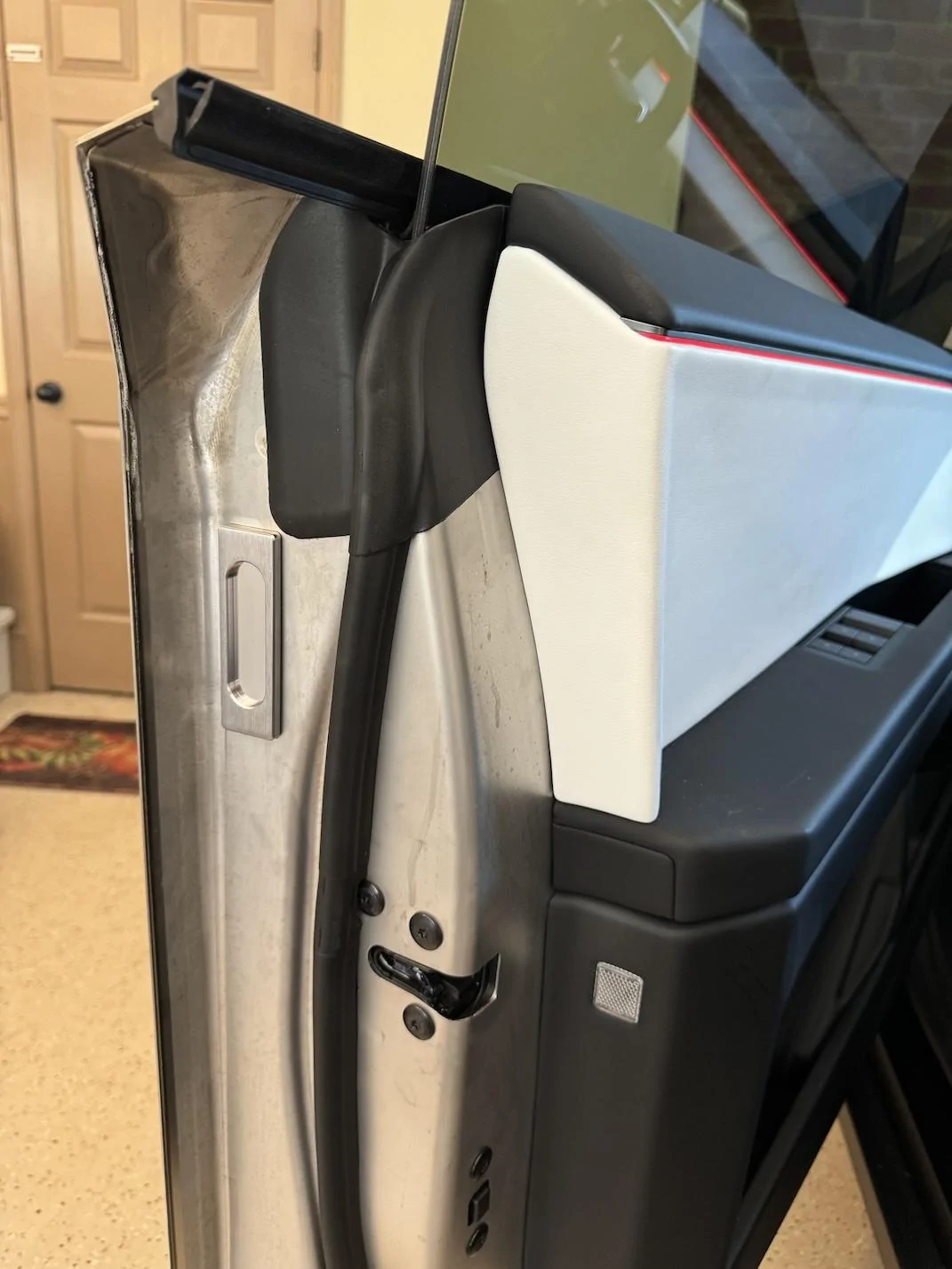 Tesla Cybertruck Installed doorhandles to prevent fingerprints IMG_1210