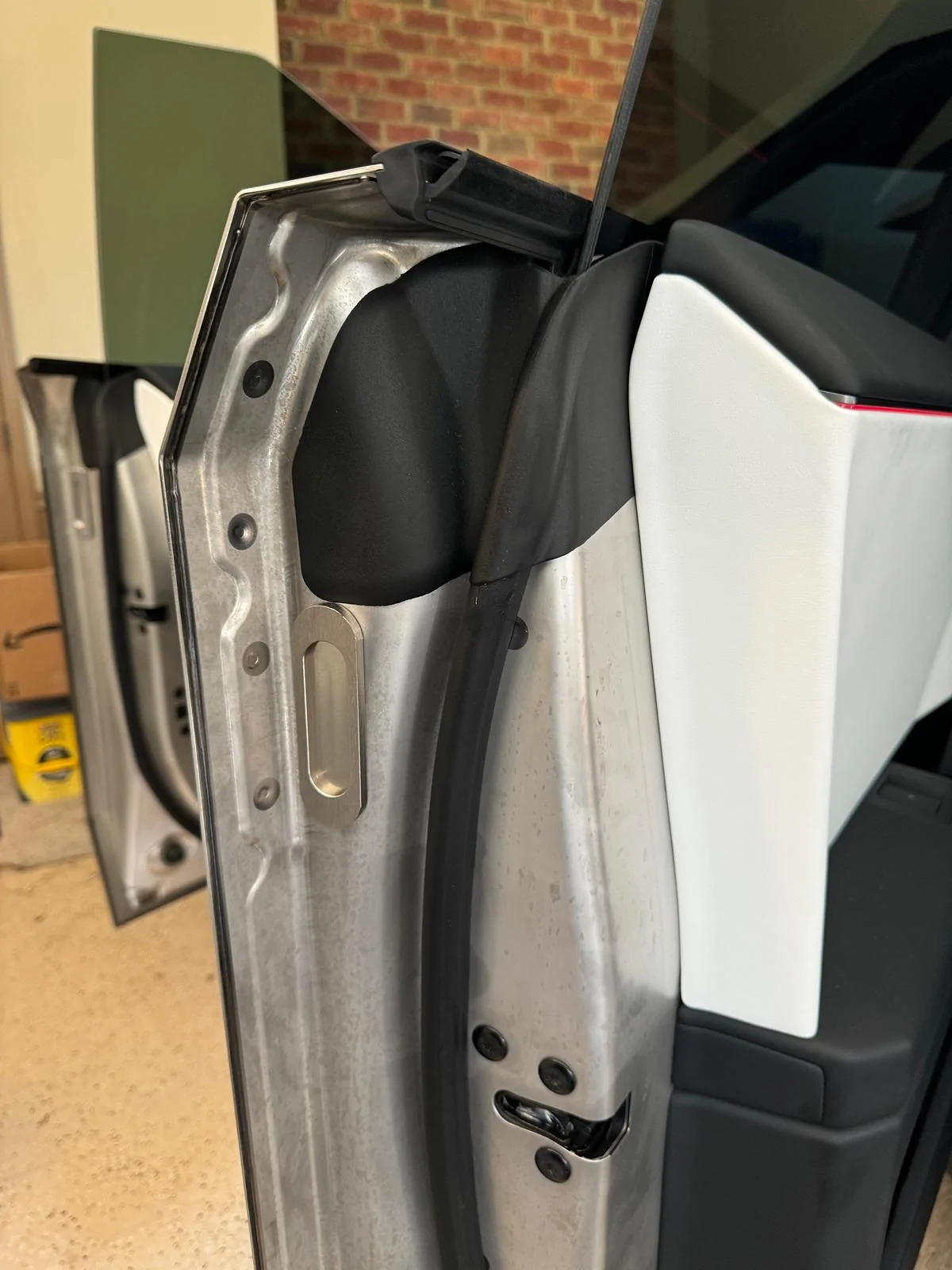 Tesla Cybertruck Installed doorhandles to prevent fingerprints IMG_1214