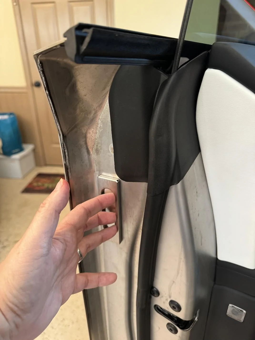Tesla Cybertruck Installed doorhandles to prevent fingerprints IMG_1211
