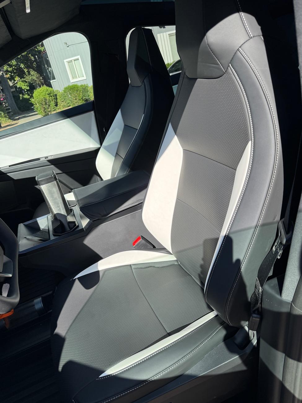 Tesla Cybertruck Seat covers. Back and front IMG_7003