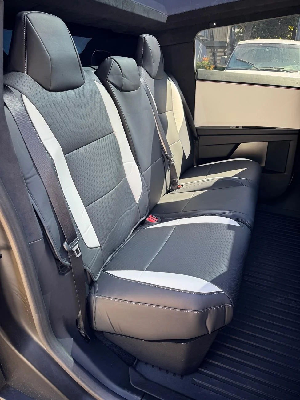 Tesla Cybertruck Seat covers. Back and front IMG_6978