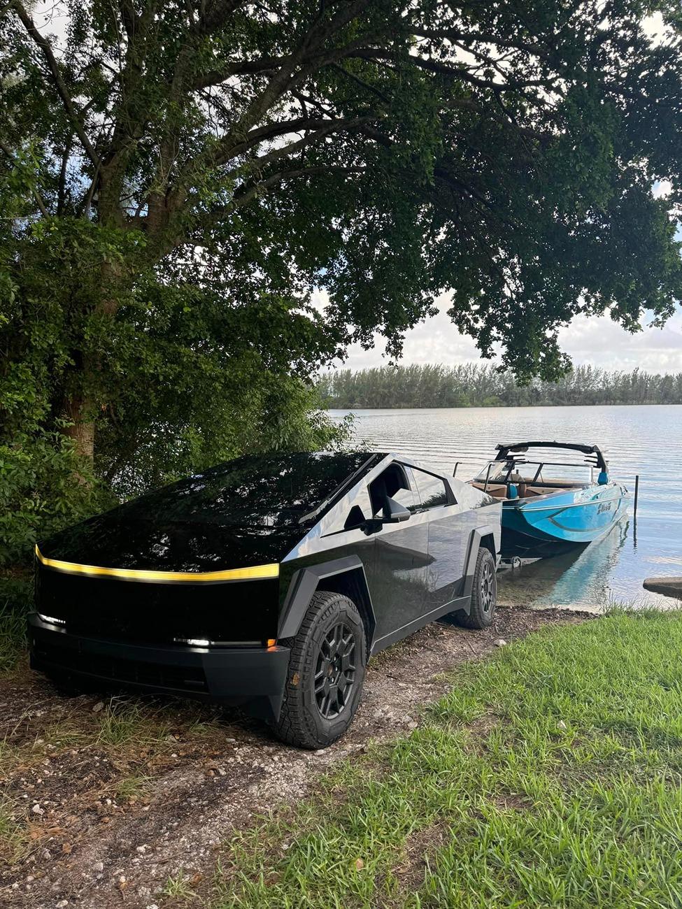 Tesla Cybertruck Amber / yellow front LED lightbar (on gloss black Cybertruck) Amber : yellow front LED lightbar (on gloss black Cybertruck) 1