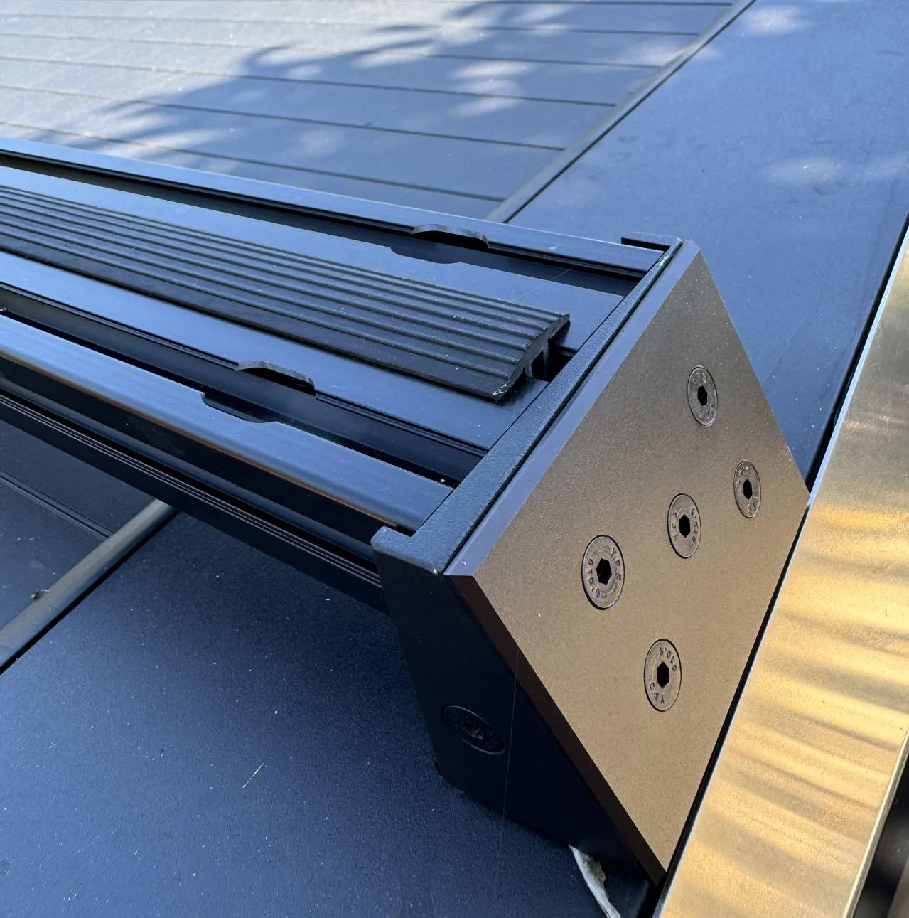 Tesla Cybertruck Roof crossbars: CybertruckCo vs. Mars vs. Tesla dc181e7919eb869f23292f5201e6227