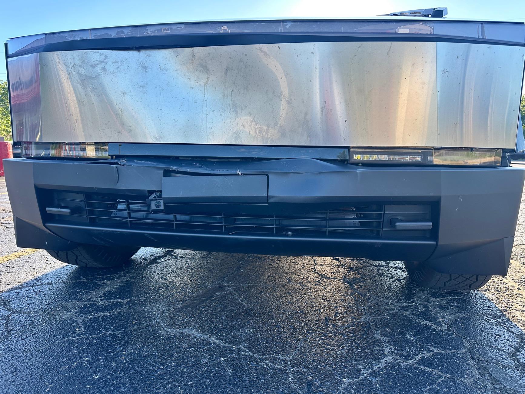 Tesla Cybertruck Cybertruck -1 🥊 Deer -0 IMG_2357