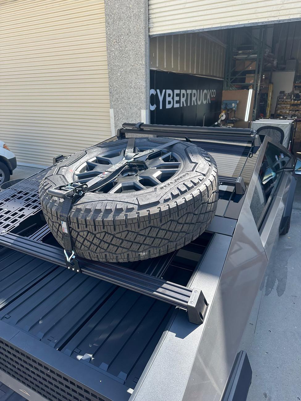 Tesla Cybertruck Roof crossbars: CybertruckCo vs. Mars vs. Tesla IMG_1670