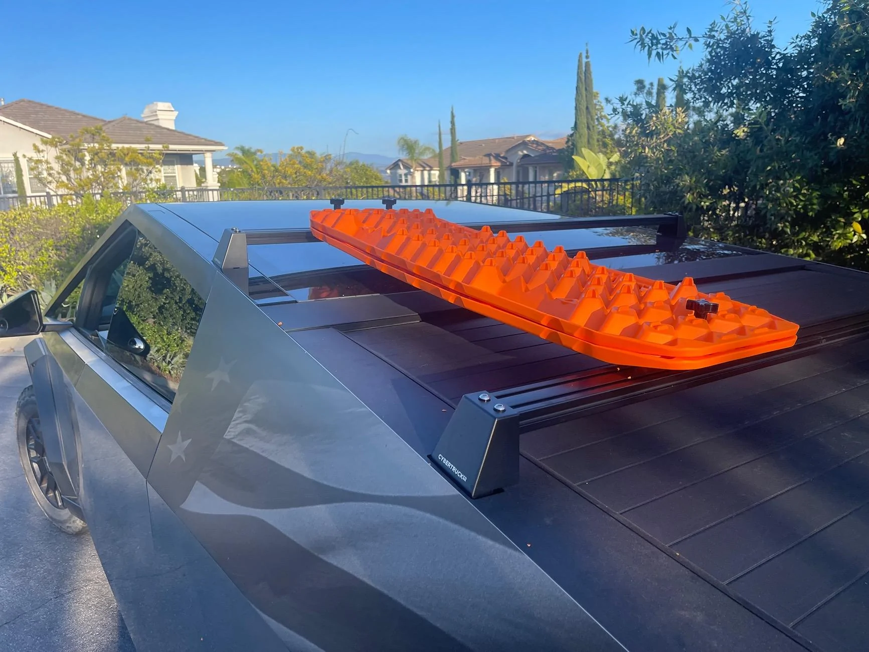 Tesla Cybertruck Roof crossbars: CybertruckCo vs. Mars vs. Tesla IMG_5084