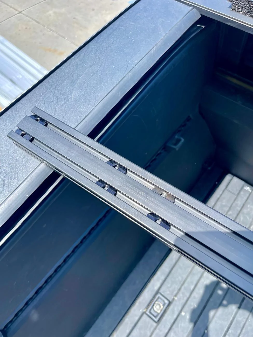 Tesla Cybertruck Roof crossbars: CybertruckCo vs. Mars vs. Tesla IMG_4952
