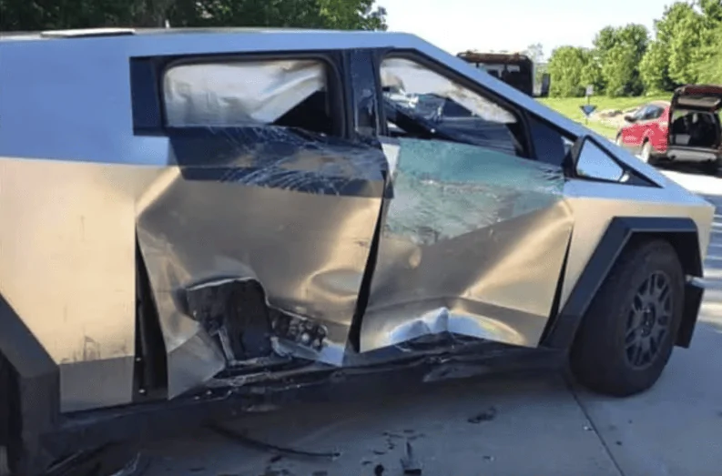 Tesla Cybertruck 1st Totaled Cybertruck Might be Restored by DIYer - Bought Cheapest Cybertruck In World? 1720327934050-vv