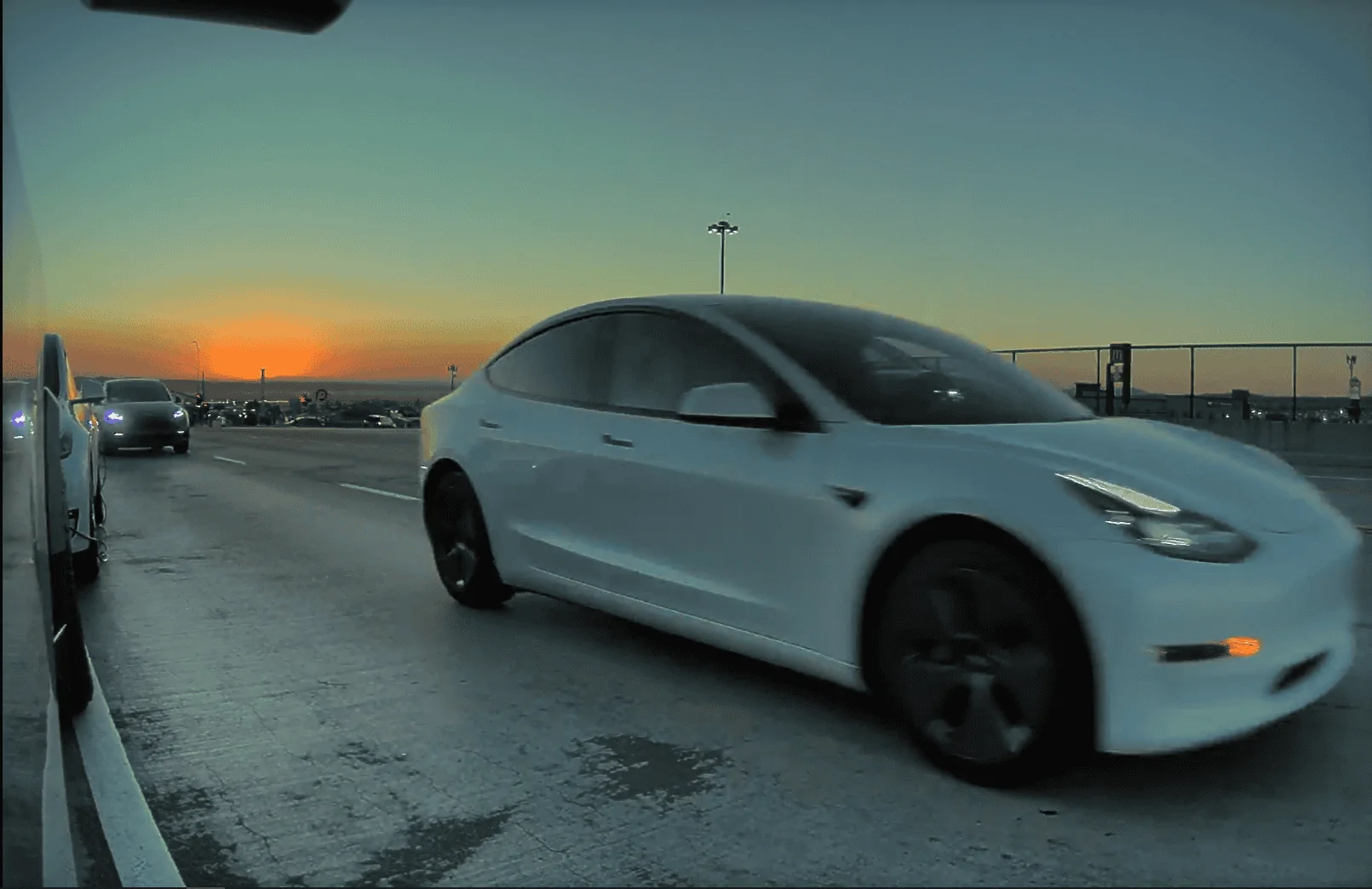 Tesla Cybertruck Cybertruck helps charge a Model Y 1720452394121-i