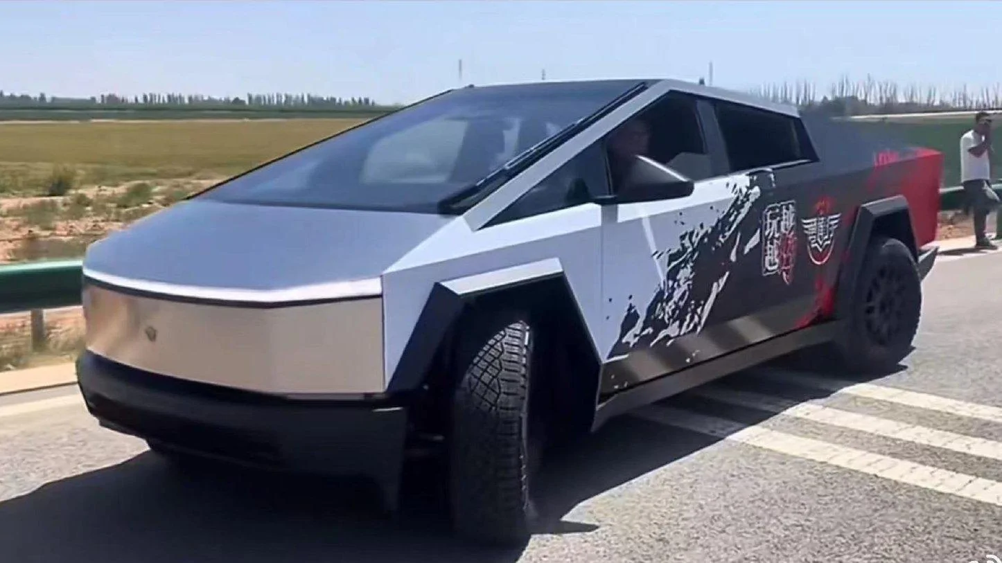 Tesla Cybertruck Cybertruck destroyed in rollover in Chinese desert 😱 IMG_9619