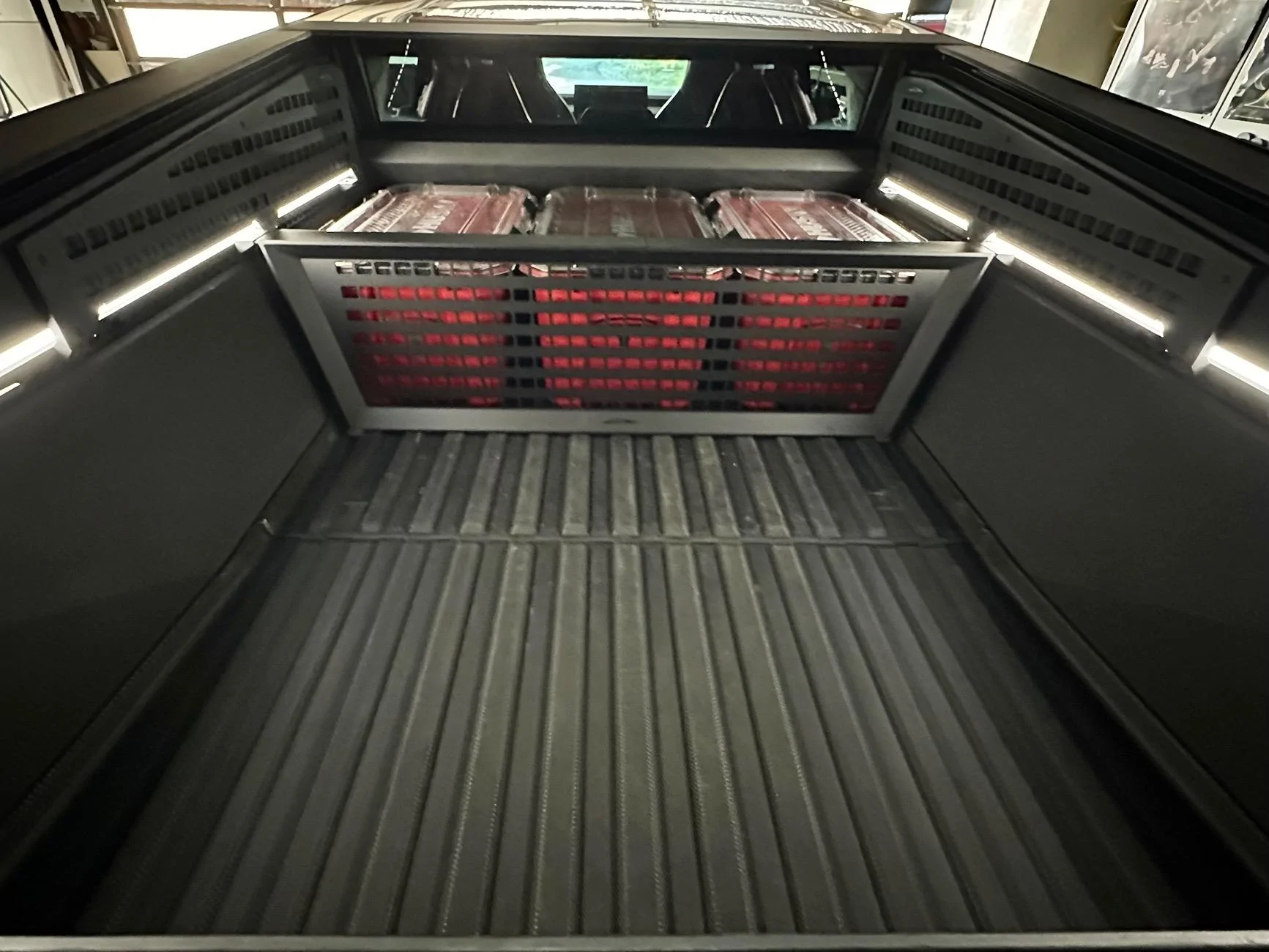 Tesla Cybertruck Bed Cargo Divider issue (alignment)? IMG_9120