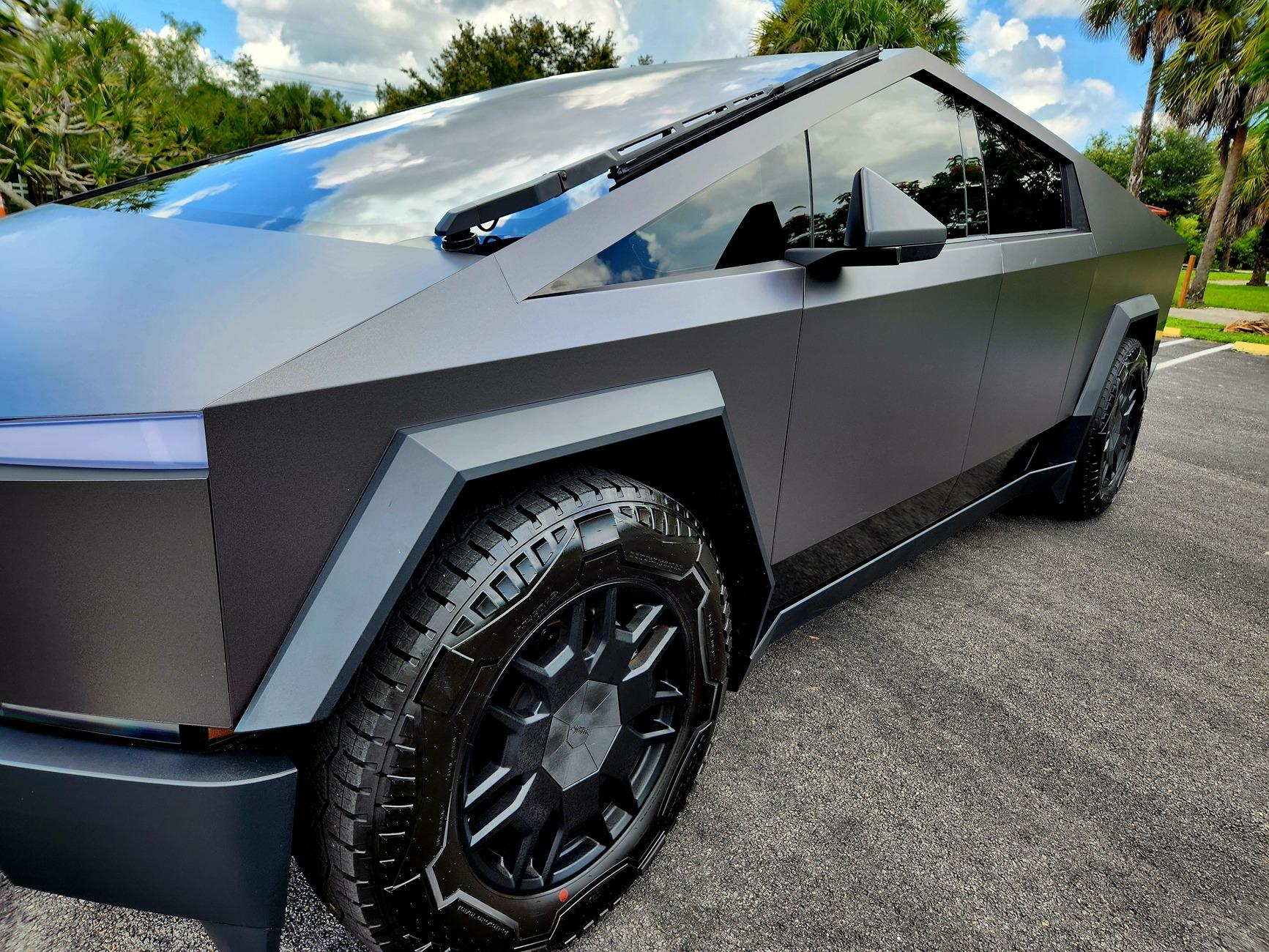 Tesla Cybertruck Vinyl Satin Black vs PPF 20240707_135547