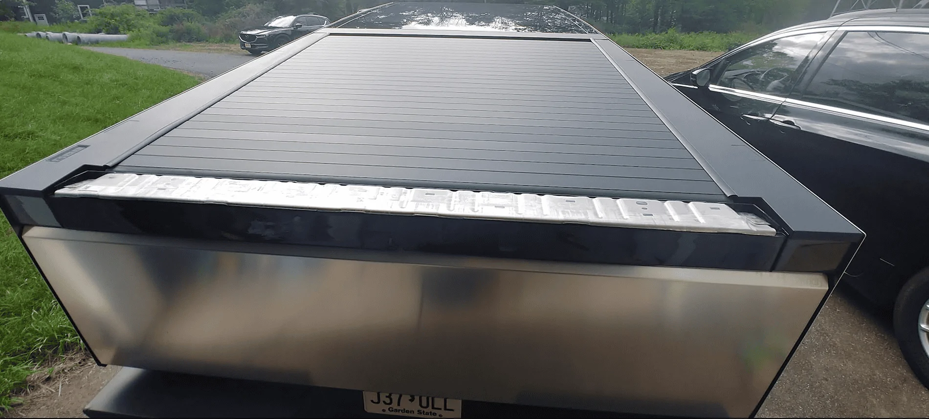 Tesla Cybertruck Driving down the highway and I lost my tailgate cover... anyone else? cb tailgat
